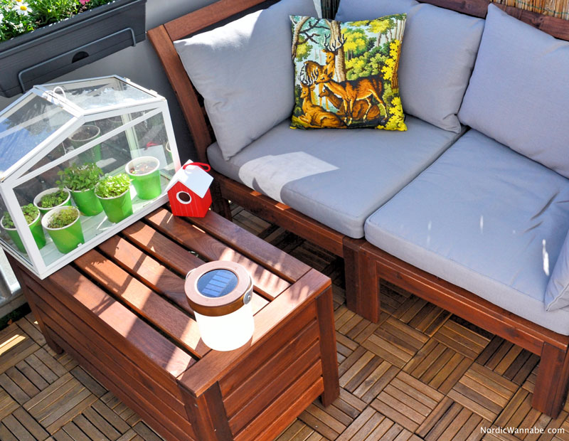 Balkoneinrichtung Skandinavien IKEA BoConcept Schweden Balkonkasten Sonnenblumen Erdbeeren, Johanisbeeren