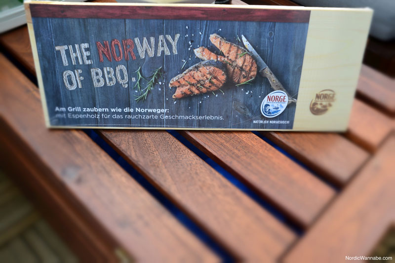 Norge Seafood , Fisch aus Norwegen Ein Brett aus Essenholz für Lachs auf dem Grill. BBQ.