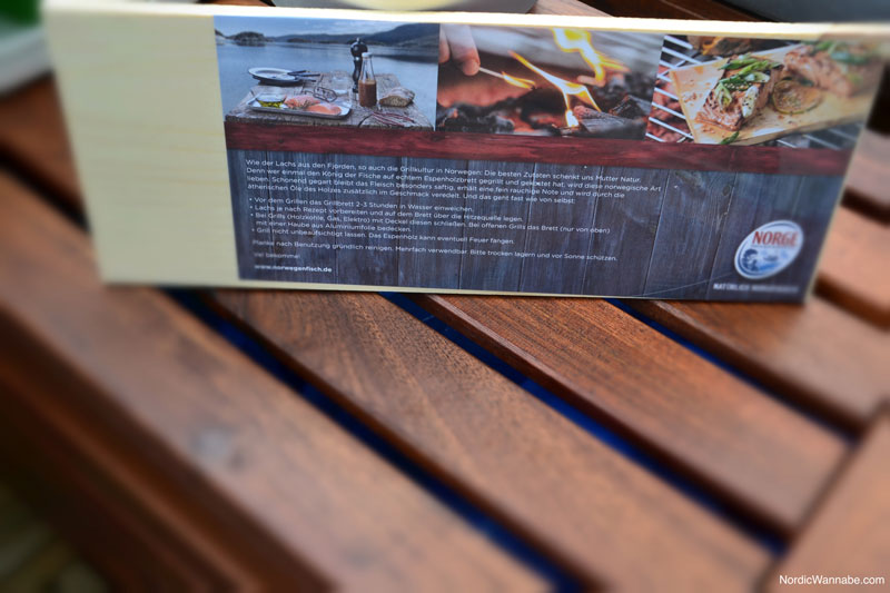 Norge Seafood , Fisch aus Norwegen Ein Brett aus Essenholz für Lachs auf dem Grill. BBQ.