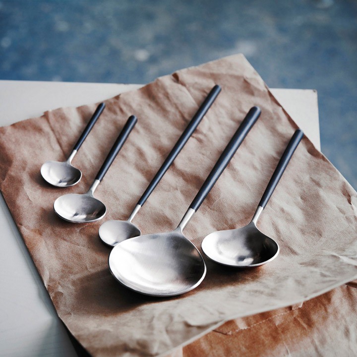 Sittning, neue Kollektion, IKEA, Möbel, Accessoires, Interieur , Interior, Inneneinrichtung, Wohnen Schöner, Esstisch, Essen, Trinken, Living, Schweden, Skandinavien, Blog, Glas, Geschirr, Holz, limitiert, Scandic