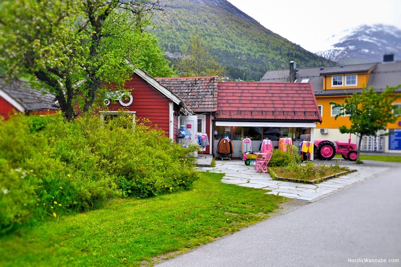 Olden, Stryn, Norwegen, Skandinavien, Blog, Kreuzfahrt, NeoRomantica, Costa, Berge, Schnee, Natur, Wandern, Eis, Gletscher, Wald, Reisetipps, Moods of Norway, Fashion, Design, Norwegische Mode