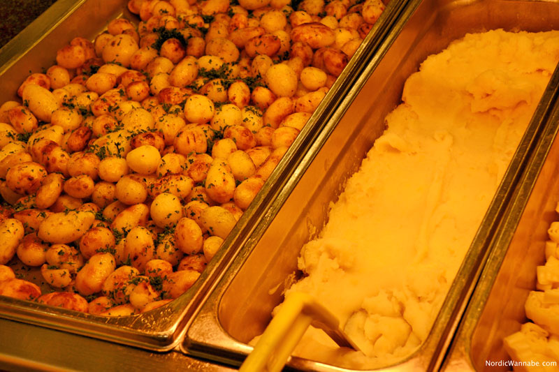 Julbord, IKEA, Schweden, Skandinavien, Blog, Lachs, Kaviar, Ei, Weihnachtsschinken, Hering, Dill, Kuchen, Milchreis, Pfefferkuchen, Köttbullar, Lachs, Softbröd, Elch