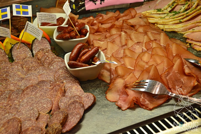 Julbord, schwedisches Buffet, Ikea, Osnabrück, Elch, Lachs, Mandeltorte, Knäckebrot, Köttbullar, Brot, Käse, Blog, Schweden, Skandinavien, Tünnbröd, Lucia