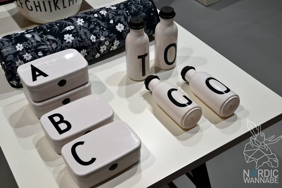 Design Letters & Friends, Dänemark, dänisches Design, Design, Blog, Skandinavien, Becher mit Buchstaben, Arne Jacobsen, dänisches Design, Scandi Style, Salz und Pfeffermühle, Boxen, Stifte, Kalender, Bücher, Foodplan, Moodboard, Regal