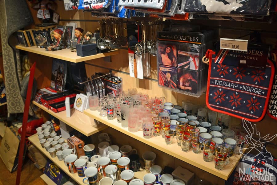 Radisson Blu Scandinavia, Souvenirs aus Oslo, Oslo Sweatershop, Souvenirläden, Norwegen, Skandinavien, Blog, Elche, Trolle, Norwegerpullover, Norwegerpulli, Norwegen-Pullover, Handschuhe, Magnete, Trolle, Norwegenmuster, Norwegermuster, Marius, Dale of Norway, Becher, Gläser, Stoffelch,