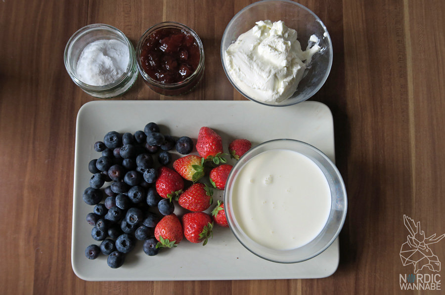 Biskuitrolle, Norwegisch, Norwegen, Rezept, Backen, Kochen, Erdbeeren, Blaubeeren, lecker, einfach, Sahne, Quark, Skandinavien, Hygge, Blog