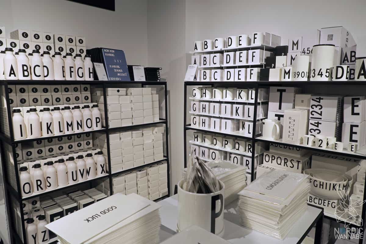 Illums Bolighus, Hamburg, Shopping, Hygge Kaufhaus, Design,Skandinavien, Schweden, Norwegen, Dänemark, iittala, marimekko, Design House Stockholm, Royal Copenhagen, Design Letters, La Bruket, Tromborg, Lakrids, Kay Bojesen, Kähler, Stelton, Holmegaard, Louis Poulsen, Royal Copenhagen, Fritz Hansen, Normann Copenhagen, BY Lassen, Skandinavisk, Architectmade, Rains, Lucie Kaas, Hoptimist, Georg Jensen, Finnland, finnisches Design, schwedisches Design, dänisches Design, Neuer Wall, Hamburg Shopping, Einkaufen, Store, Shop, Laden,