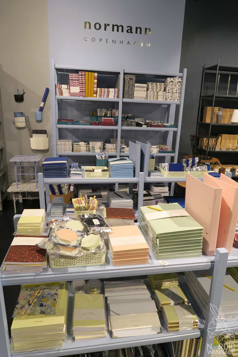 Illums Bolighus, Hamburg, Shopping, Hygge Kaufhaus, Design,Skandinavien, Schweden, Norwegen, Dänemark, iittala, marimekko, Design House Stockholm, Royal Copenhagen, Design Letters, La Bruket, Tromborg, Lakrids, Kay Bojesen, Kähler, Stelton, Holmegaard, Louis Poulsen, Royal Copenhagen, Fritz Hansen, Normann Copenhagen, BY Lassen, Skandinavisk, Architectmade, Rains, Lucie Kaas, Hoptimist, Georg Jensen, Finnland, finnisches Design, schwedisches Design, dänisches Design, Neuer Wall, Hamburg Shopping, Einkaufen, Store, Shop, Laden,