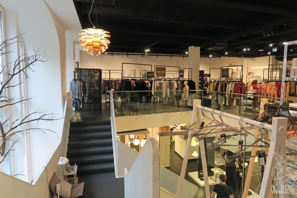 Illums Bolighus, Hamburg, Shopping, Hygge Kaufhaus, Design,Skandinavien, Schweden, Norwegen, Dänemark, iittala, marimekko, Design House Stockholm, Royal Copenhagen, Design Letters, La Bruket, Tromborg, Lakrids, Kay Bojesen, Kähler, Stelton, Holmegaard, Louis Poulsen, Royal Copenhagen, Fritz Hansen, Normann Copenhagen, BY Lassen, Skandinavisk, Architectmade, Rains, Lucie Kaas, Hoptimist, Georg Jensen, Finnland, finnisches Design, schwedisches Design, dänisches Design, Neuer Wall, Hamburg Shopping, Einkaufen, Store, Shop, Laden,