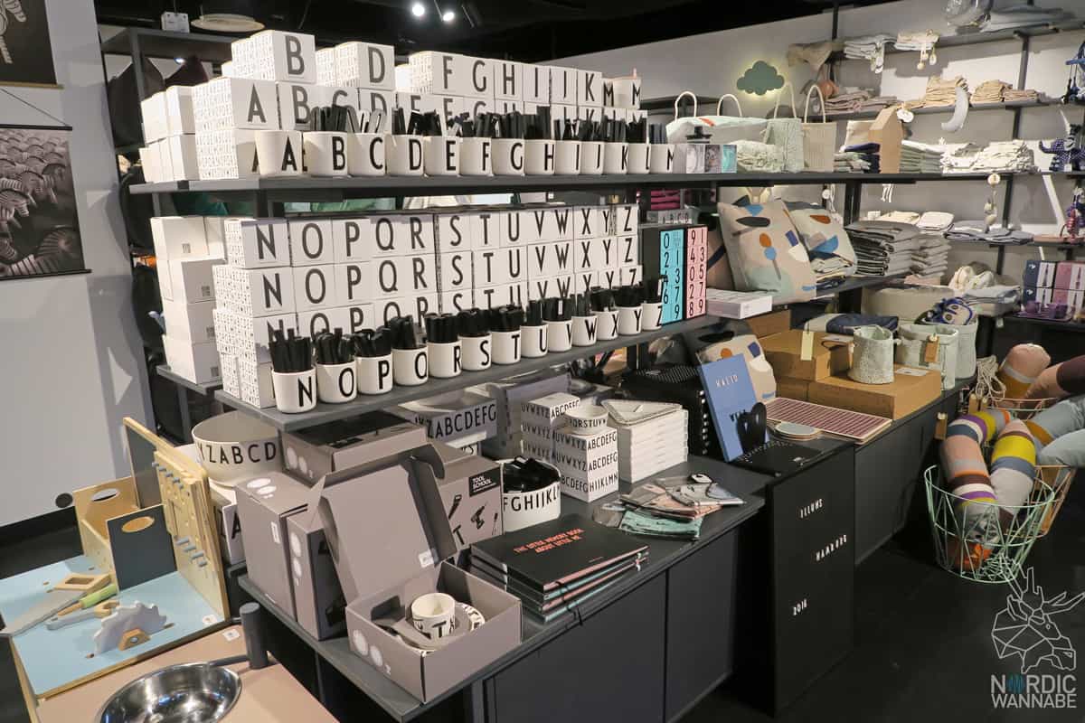 Illums Bolighus, Hamburg, Shopping, Hygge Kaufhaus, Design,Skandinavien, Schweden, Norwegen, Dänemark, iittala, marimekko, Design House Stockholm, Royal Copenhagen, Design Letters, La Bruket, Tromborg, Lakrids, Kay Bojesen, Kähler, Stelton, Holmegaard, Louis Poulsen, Royal Copenhagen, Fritz Hansen, Normann Copenhagen, BY Lassen, Skandinavisk, Architectmade, Rains, Lucie Kaas, Hoptimist, Georg Jensen, Finnland, finnisches Design, schwedisches Design, dänisches Design, Neuer Wall, Hamburg Shopping, Einkaufen, Store, Shop, Laden,