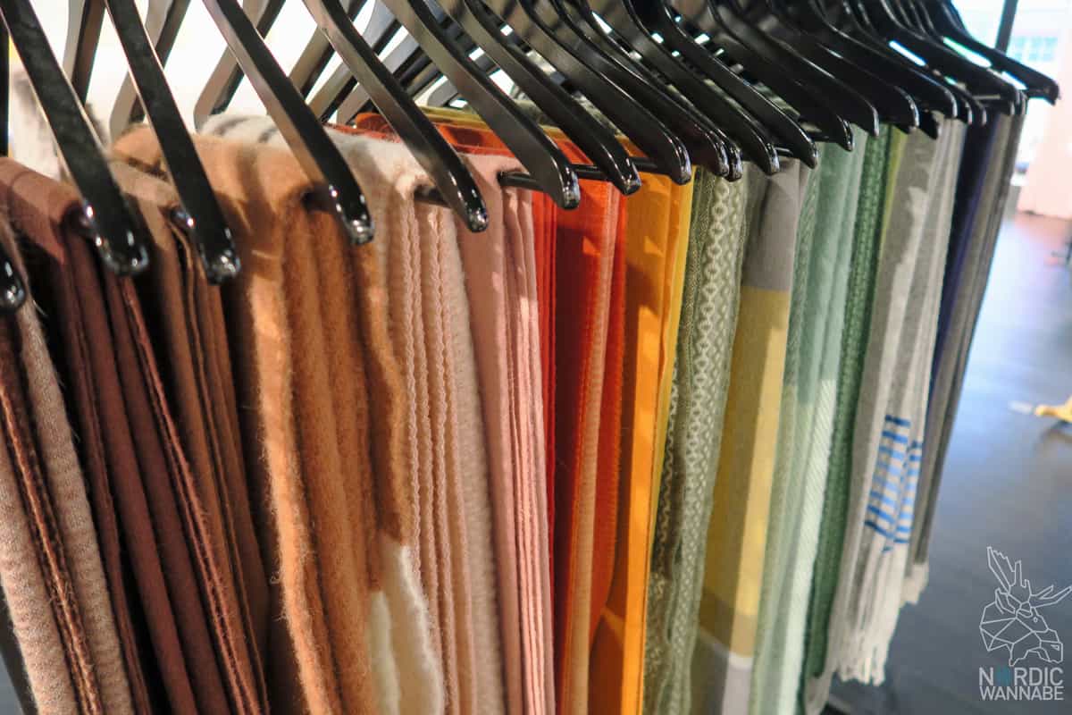 Illums Bolighus, Hamburg, Shopping, Hygge Kaufhaus, Design,Skandinavien, Schweden, Norwegen, Dänemark, iittala, marimekko, Design House Stockholm, Royal Copenhagen, Design Letters, La Bruket, Tromborg, Lakrids, Kay Bojesen, Kähler, Stelton, Holmegaard, Louis Poulsen, Royal Copenhagen, Fritz Hansen, Normann Copenhagen, BY Lassen, Skandinavisk, Architectmade, Rains, Lucie Kaas, Hoptimist, Georg Jensen, Finnland, finnisches Design, schwedisches Design, dänisches Design, Neuer Wall, Hamburg Shopping, Einkaufen, Store, Shop, Laden,