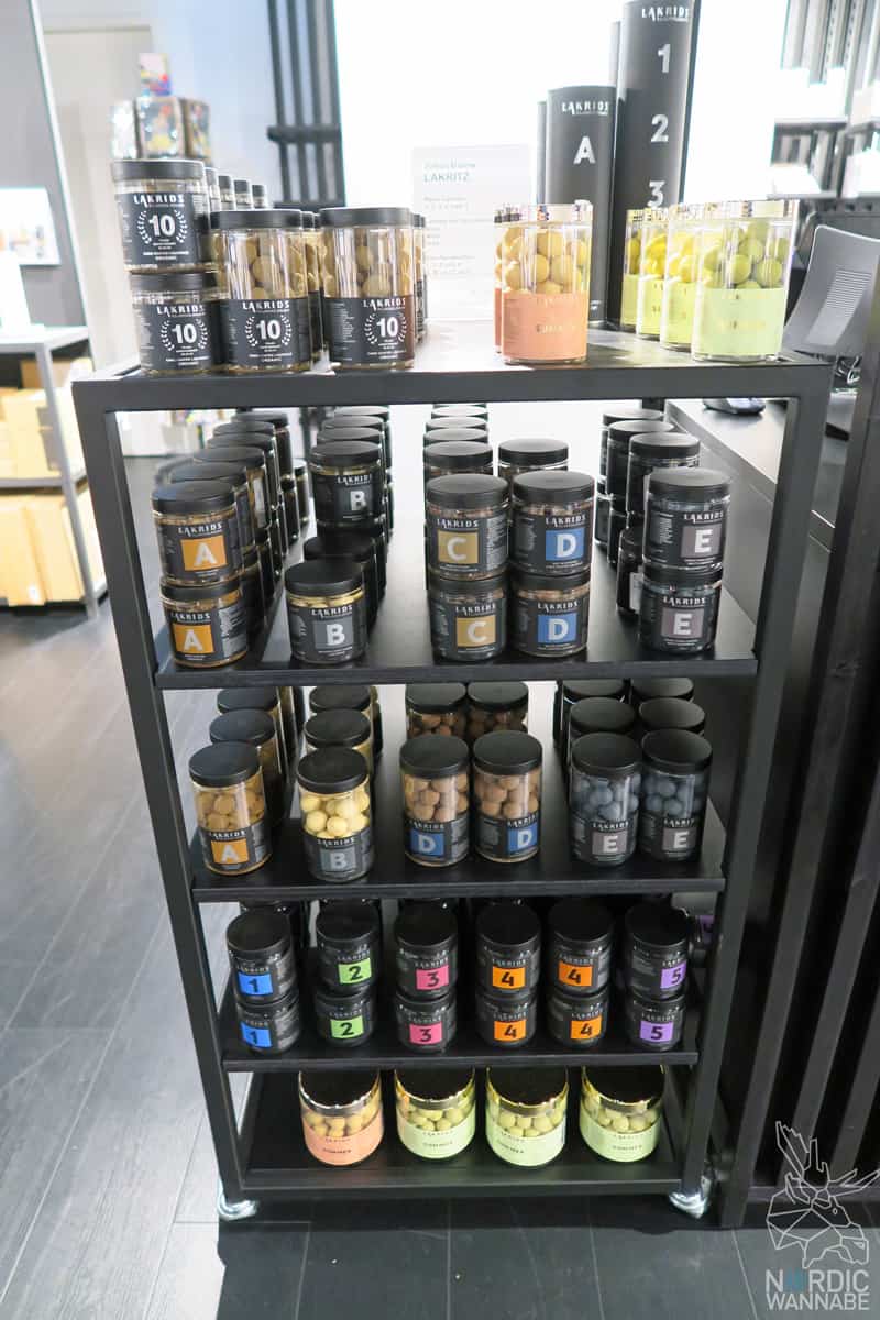 Illums Bolighus, Hamburg, Shopping, Hygge Kaufhaus, Design,Skandinavien, Schweden, Norwegen, Dänemark, iittala, marimekko, Design House Stockholm, Royal Copenhagen, Design Letters, La Bruket, Tromborg, Lakrids, Kay Bojesen, Kähler, Stelton, Holmegaard, Louis Poulsen, Royal Copenhagen, Fritz Hansen, Normann Copenhagen, BY Lassen, Skandinavisk, Architectmade, Rains, Lucie Kaas, Hoptimist, Georg Jensen, Finnland, finnisches Design, schwedisches Design, dänisches Design, Neuer Wall, Hamburg Shopping, Einkaufen, Store, Shop, Laden,