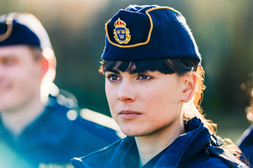 "Huss - Verbrechen am Fjord: Bewährungsproben": Katarina Huss (Karin Franz Körlof) in einer Nahaufnahme unter anderen Kollegen.