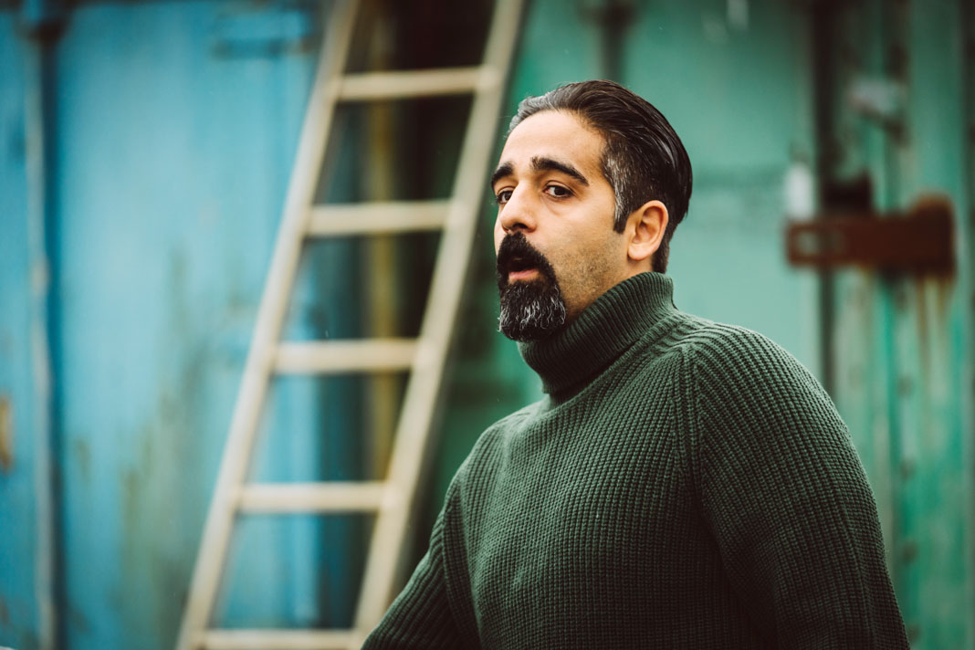 "Huss - Verbrechen am Fjord: Vergeltung": Darius (Kardo Razzazi) schaut in die Kamera.