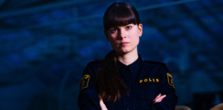 "Huss - Verbrechen am Fjord: Geiselnahme": Kati (Kardo Razzazi) in Uniform schaut in die Kamera.