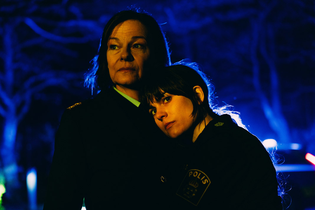 "Huss - Verbrechen am Fjord: Geiselnahme": Kati (Karin Franz Körlof) lehnt sich an die Schulter ihrer Mutter (Kajsa Ernst).