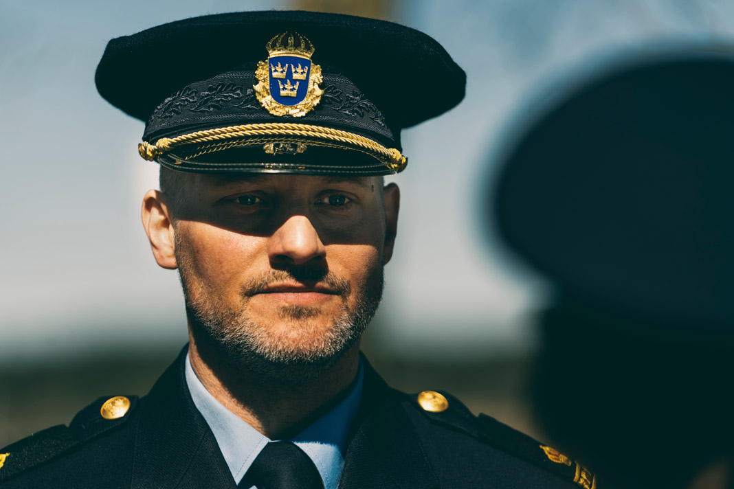 Verbrechen am Fjord: Der vierte Mann": Johan in Großaufnahme in Uniform.