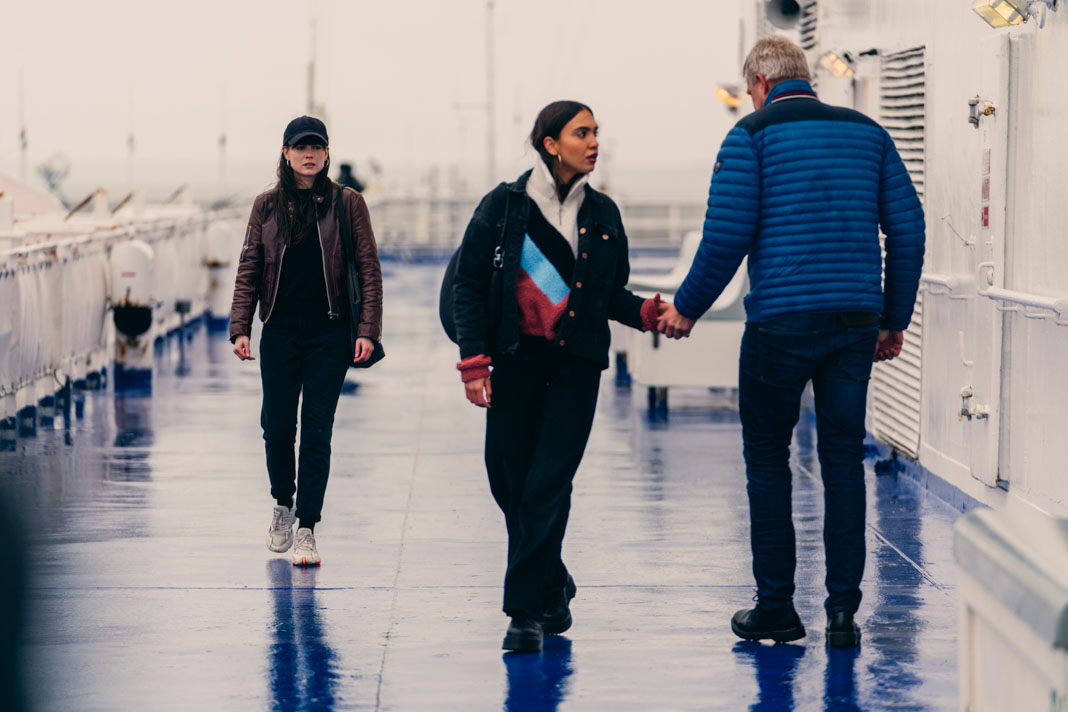 Verbrechen am Fjord: Neue Freunde": Kati (Karin Franz Körlof) ist mit Ella (Sarah Gustafsson) auf einer Fähre. Ella (Sarah Gustafsson) bekommt von einem Kontakt einen Autoschlüssel.